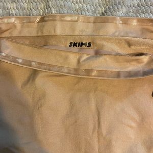 Skims shapewear- sculpting mid waist thong NEVER WORN